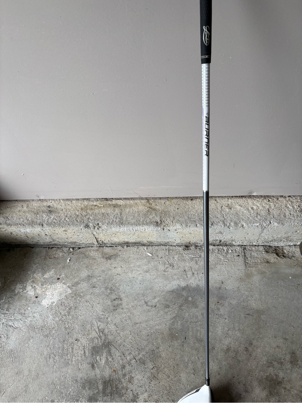 TaylorMade Ladies Drive -LFlex  White and Black Driver with Gray Shaft